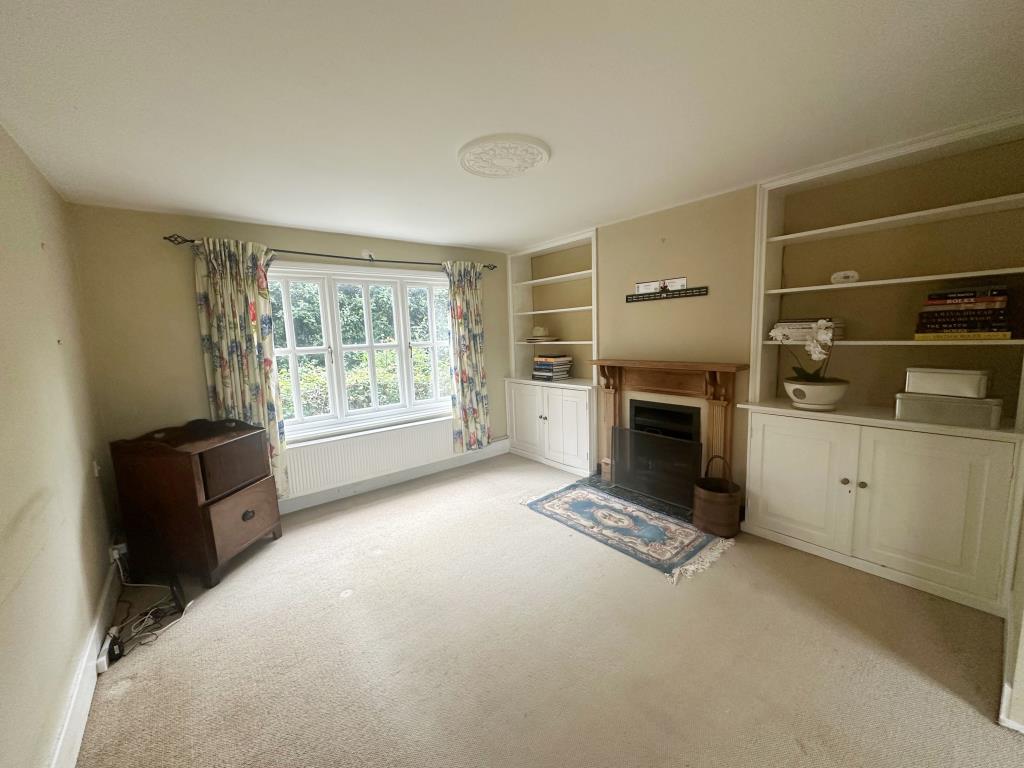 Lot: 70 - DETACHED HOUSE FOR REFURBISHMENT - Dining room